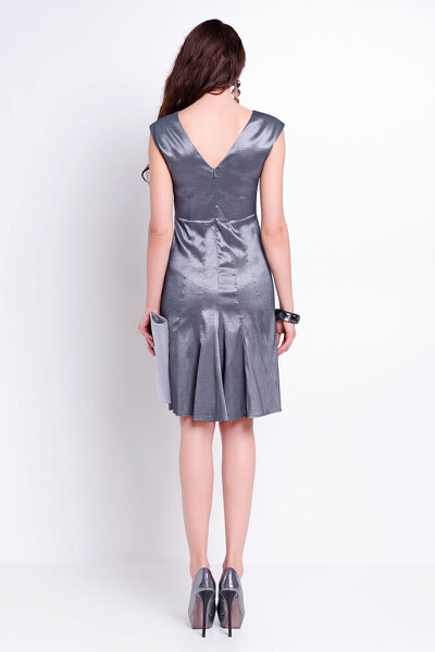 Wizytowa srebrna sukienka z dekoltem do szpica