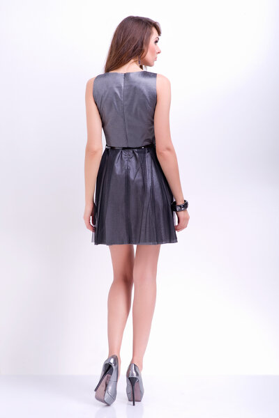 Wieczorowa srebrna sukienka ozdobiona prześwitującą tkaniną