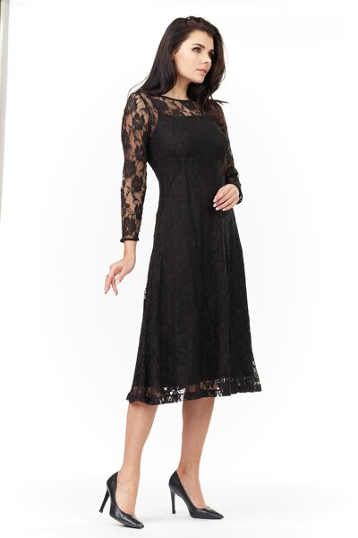 Wieczorowa sukienka ozdobiona czarną koronką