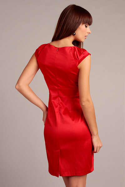 Elegancka czerwona sukienka z ozdobną klamrą