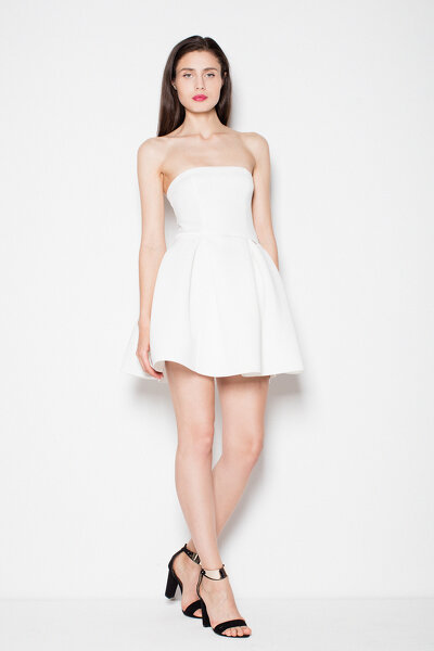 Sukienka bombka z odkrytymi ramionami w kolorze ecru