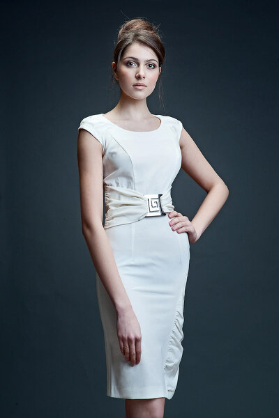 Elegancka kremowaa sukienka z ozdobną klamrą