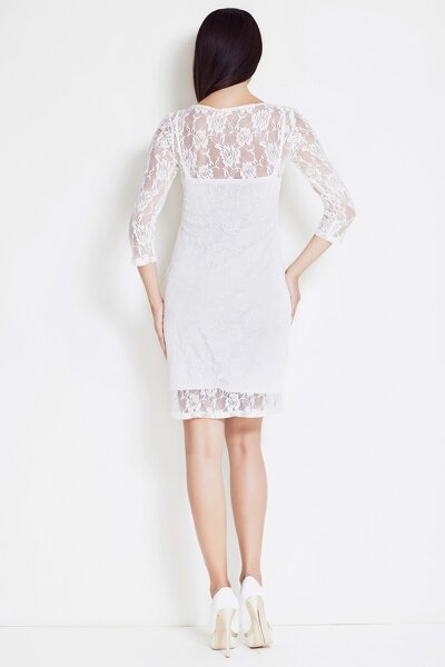 Wieczorowa sukienka wykonana z białej koronki