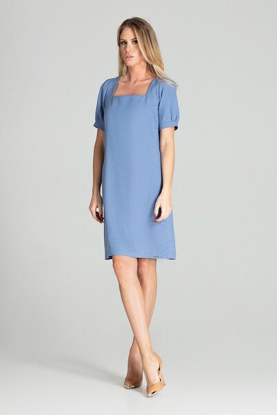 Wiosenna sukienka w kolorze niebieskim z kwadratowym dekoltem