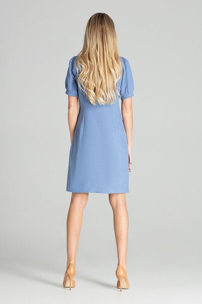 Wiosenna sukienka w kolorze niebieskim z kwadratowym dekoltem