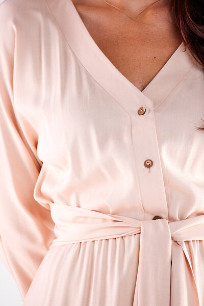 Wiskozowa sukienka w kolorze beżowym z paskiem