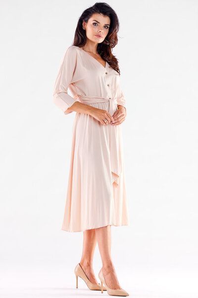 Wiskozowa sukienka w kolorze beżowym z paskiem