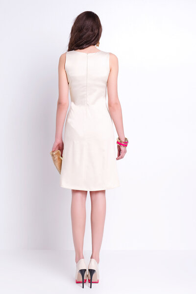 Beżowa ołówkowa sukienka z kopertowym dekoltem