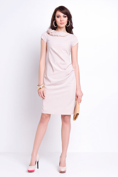 Beżowa ołówkowa sukienka z ozdobnym dekoltem