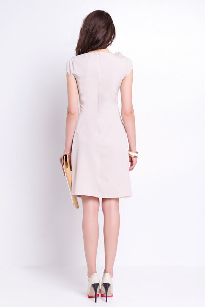 Beżowa ołówkowa sukienka z ozdobnym dekoltem