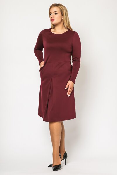 Bordowa sukienka z ozdobnymi zakładkami i kieszeniami