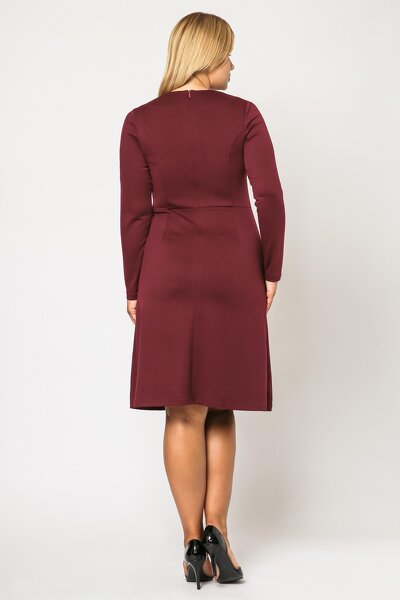 Bordowa sukienka z ozdobnymi zakładkami i kieszeniami