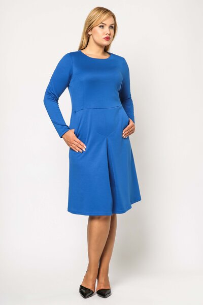 Niebieska sukienka z ozdobnymi zakładkami i kieszeniami