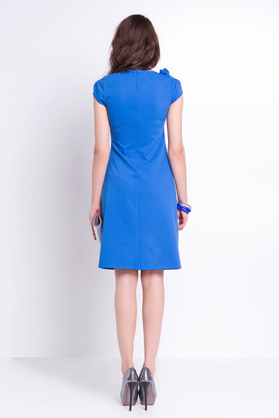 Błękitna ołówkowa sukienka z ozdobnym dekoltem