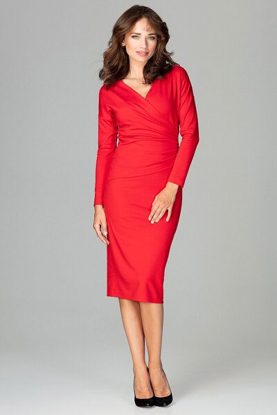 Czerwona sukienka marszczona pod dekoltem