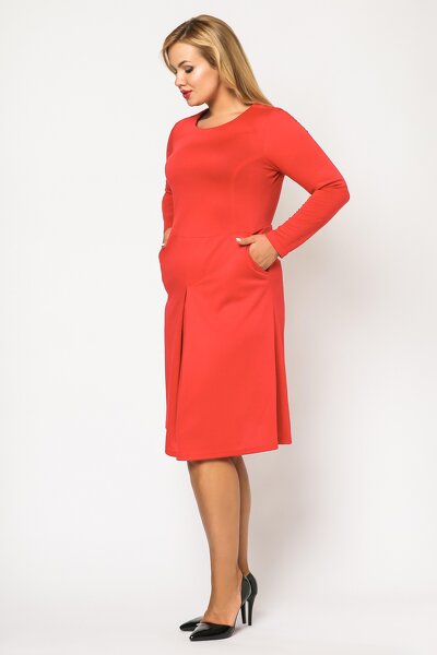 Czerwona sukienka z ozdobnymi zakładkami i kieszeniami