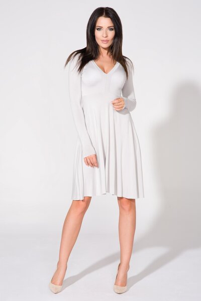 Jasnoszara sukienka z długim rękawem i dekoltem