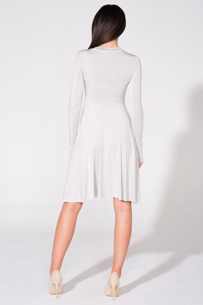 Jasnoszara sukienka z długim rękawem i dekoltem