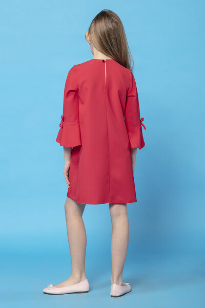 Wizytowa malinowa sukienka z ozdobnym rękawem