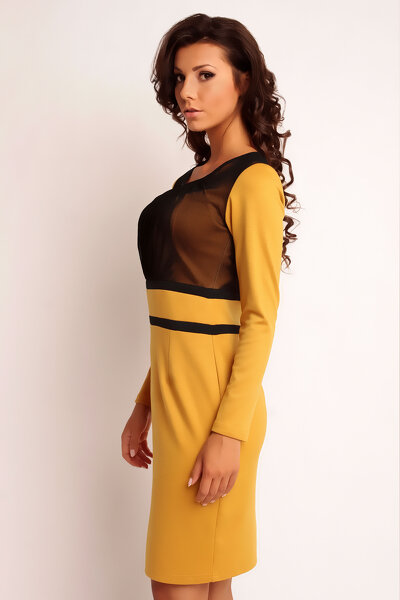 Miodowa ołówkowa sukienka mini z ozdobną górą