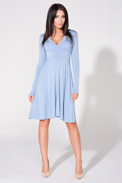 Błękitna sukienka z długim rękawem i dekoltem