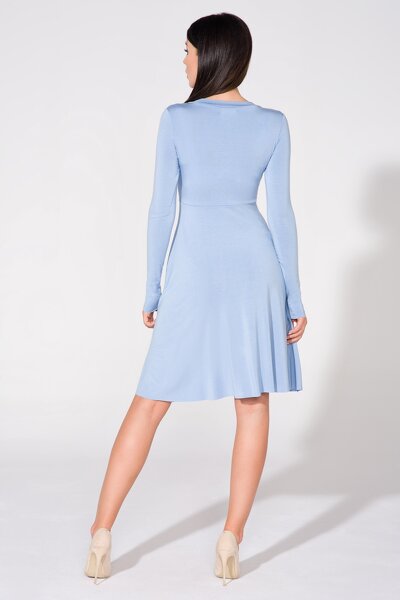 Błękitna sukienka z długim rękawem i dekoltem