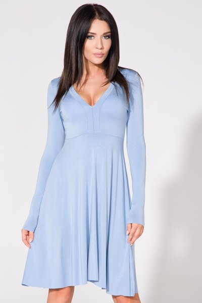 Błękitna sukienka z długim rękawem i dekoltem