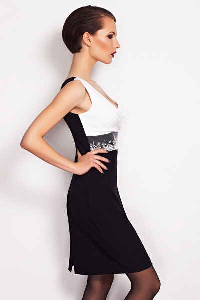 Biała sukienka mini z głębokim kopertowym dekoltem