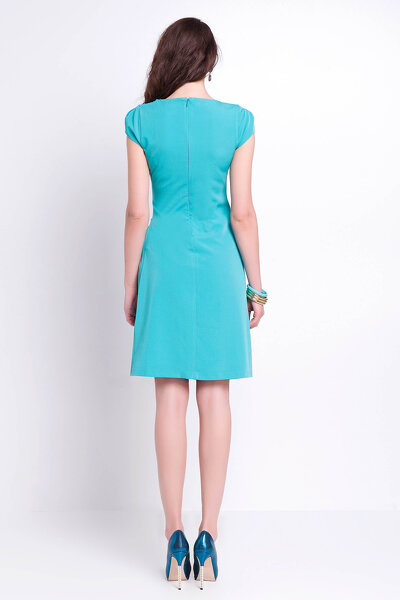 Ołówkowa sukienka z ozdobnym dekoltem w miętowym kolorze