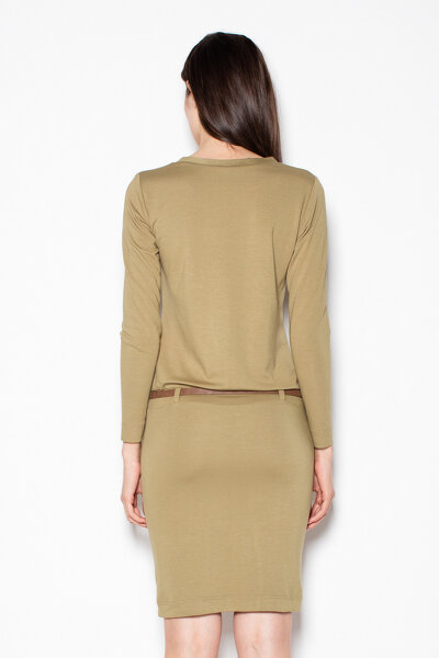 Oliwkowa sukienka z ozdobnym paskiem