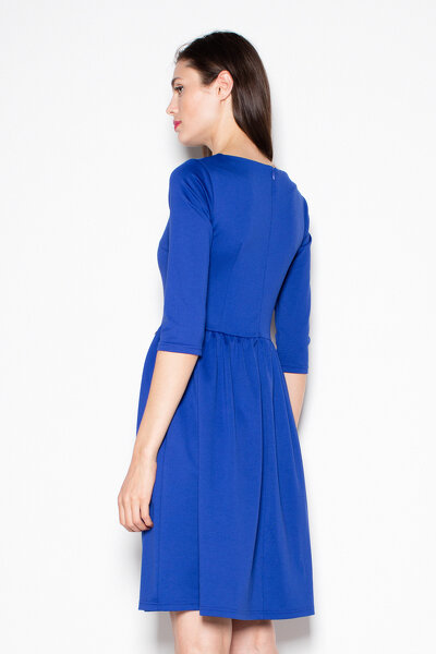 Wizytowa sukienka odcinana w pasie w kolorze chabrowym