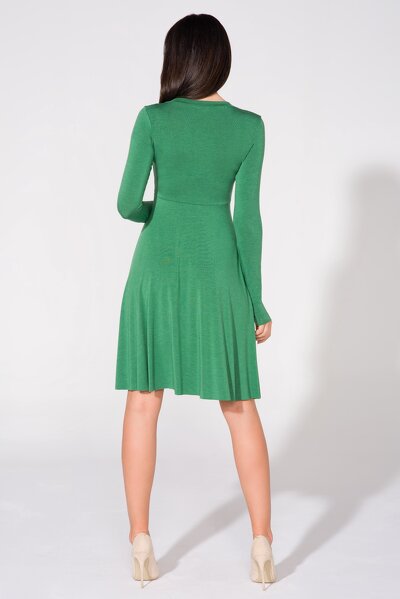 Zielona sukienka z długim rękawem i dekoltem