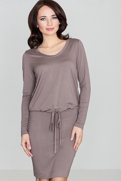 Brązowa sukienka wiązana w pasie