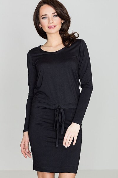 Czarna sukienka wiązana w pasie