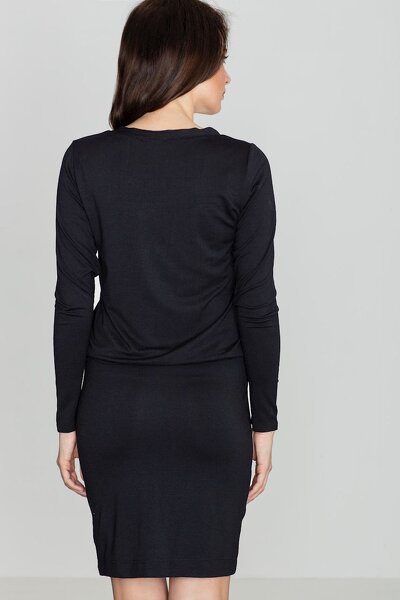 Czarna sukienka wiązana w pasie