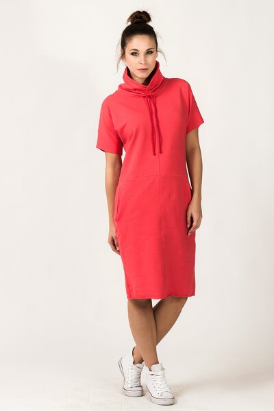 Sportowa sukienka z kominem i krótkim rękawem