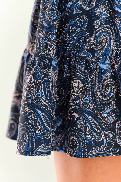 Wzorzysta granatowa sukienka mini z falbanami