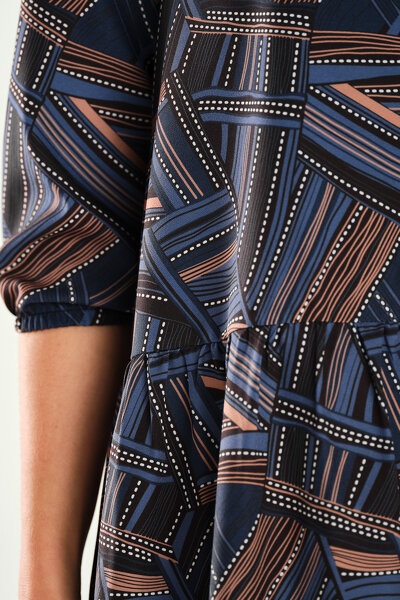 Wzorzysta luźna sukienka midi z rękawem 3/4