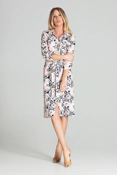 Wzorzysta sukienka o fasonie koszulowym wiązana w pasie