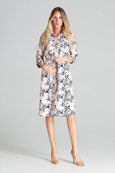 Wzorzysta sukienka o fasonie koszulowym wiązana w pasie