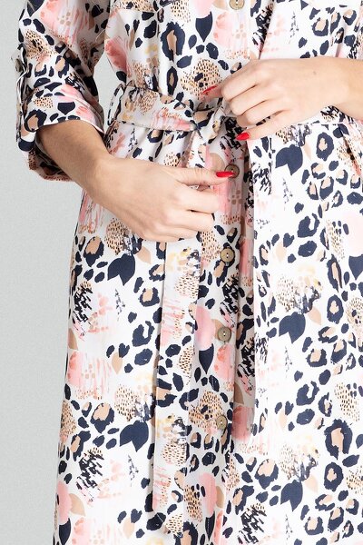 Wzorzysta sukienka o fasonie koszulowym wiązana w pasie