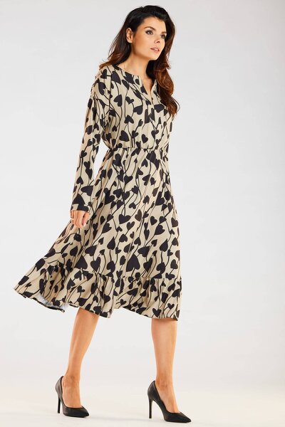 Wzorzysta sukienka w beżowym kolorze o rozkloszowanym fasonie