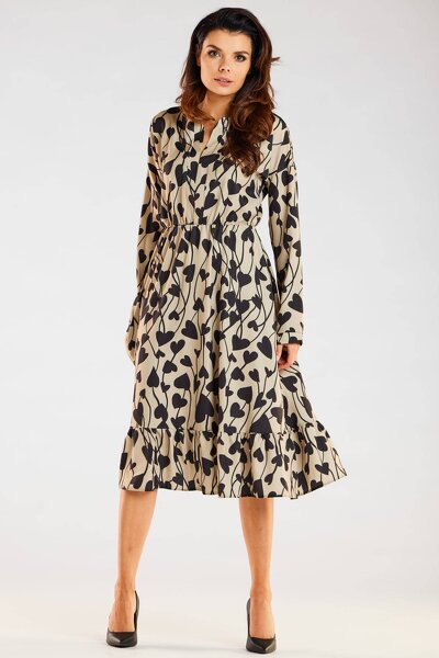 Wzorzysta sukienka w beżowym kolorze o rozkloszowanym fasonie