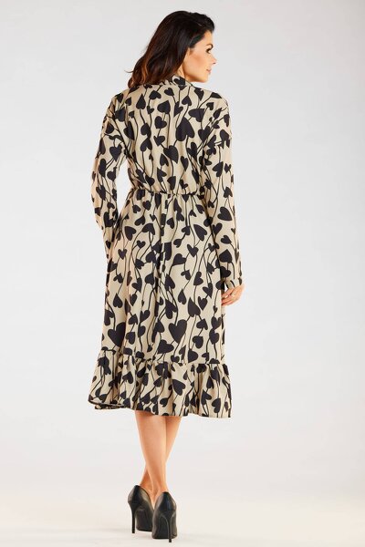 Wzorzysta sukienka w beżowym kolorze o rozkloszowanym fasonie