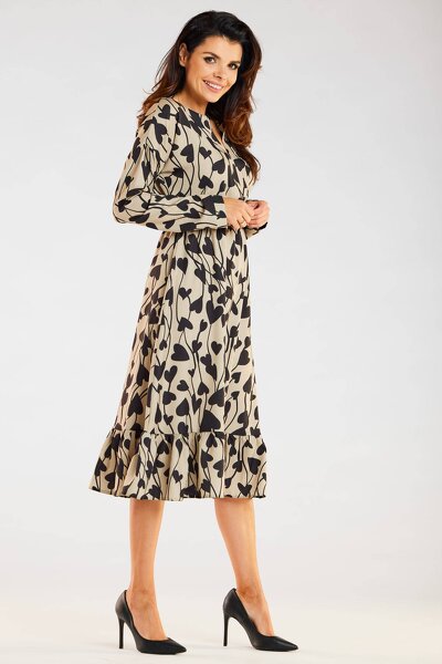 Wzorzysta sukienka w beżowym kolorze o rozkloszowanym fasonie