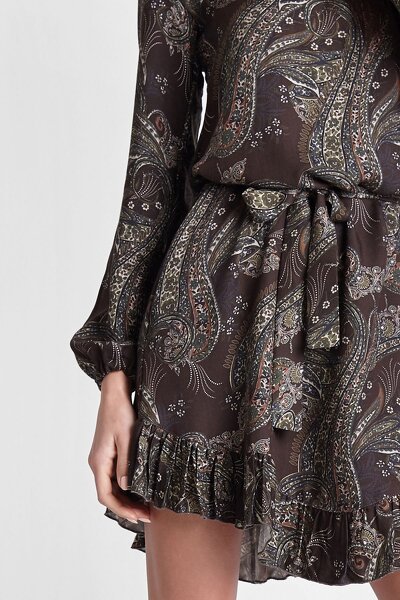 Wzorzysta sukienka w kolorze brązu i stylu boho