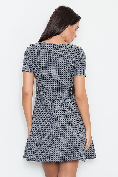 Rozkloszowana sukienka mini w żakardowy wzór