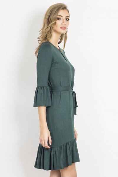 Zielona sukienka mini ozdobiona falbankami
