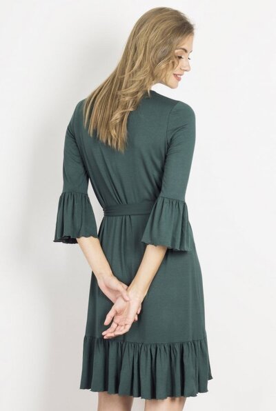 Zielona sukienka mini ozdobiona falbankami