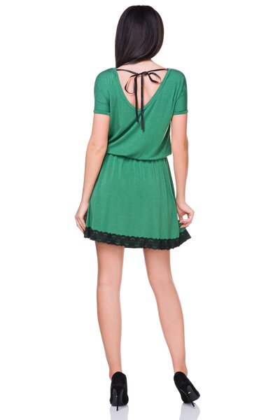 Zielona zwiewna sukienka z ozdobną koronką